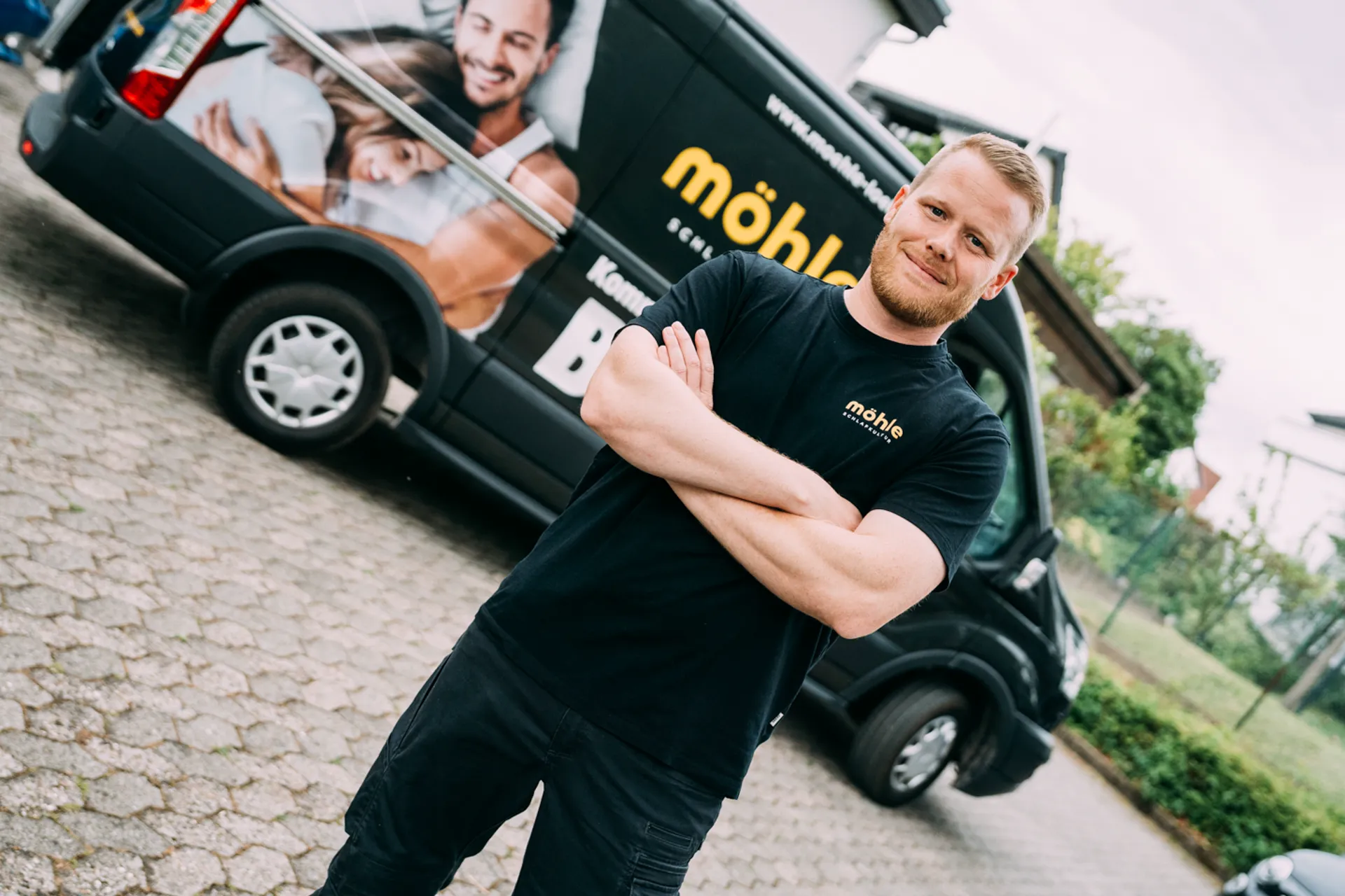Felix Möhle steht vor dem Möhle Fahrzeug