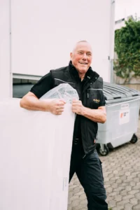 Ein Mitglied unseres Lieferteams beim Ausliefern einer Matratze